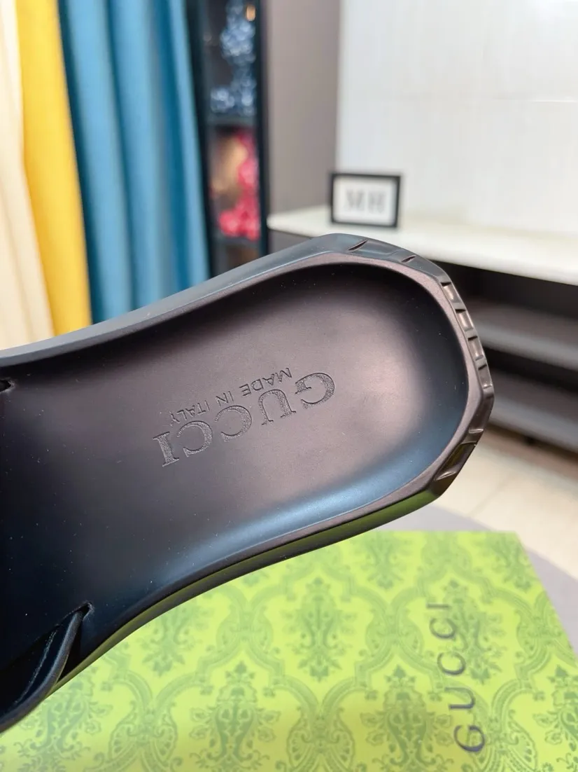 Men's shoes 💰260🌹🌹 (gucci-Gucci) New men's slippers, high-end boutique, made of cowhide, with exquisite embossed logo decoration on the upper, fine workmanship, super soft soles, casual, loose and comfortable, a must-have in summer! \nsize：38-44